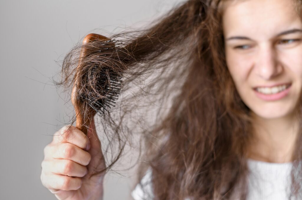 WHAT CAN CAUSE HAIR LOSS IN WOMEN